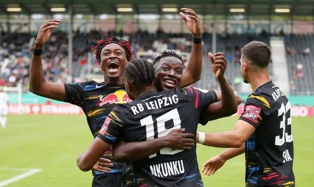  莱比锡红牛火力全开，大胜对手紧追第一集团