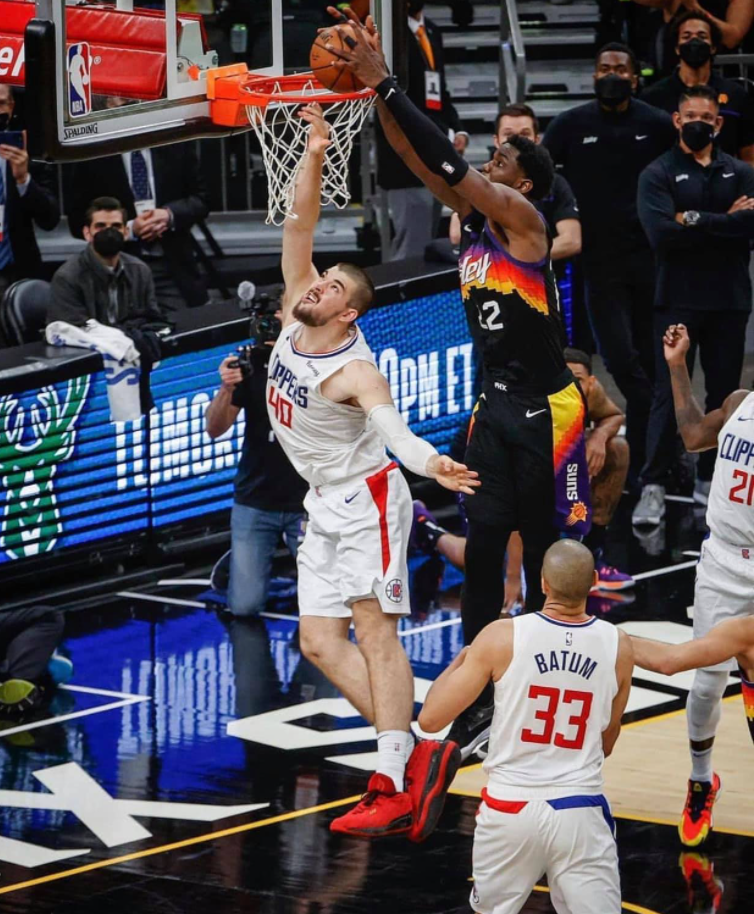  艾顿空接暴扣统治内线开拓者险胜火箭队